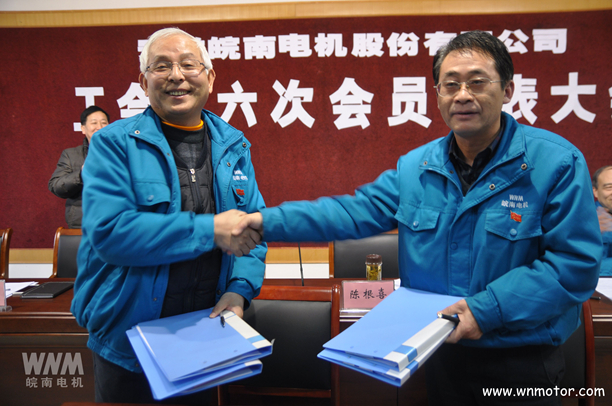 皖南電機陳學(xué)鋒、胡夏生分別代表行政和工會簽訂集體勞動合同