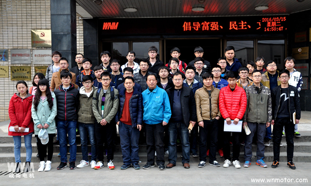 安工大在公司作畢業(yè)設(shè)計(jì)，在皖南電機(jī)合影留念